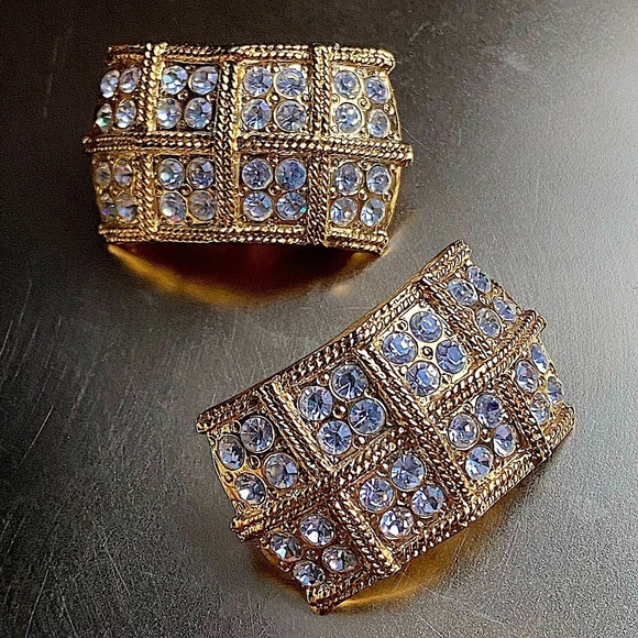 Jewelry - Vintage gold tone clip on earrings